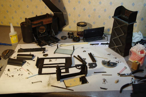 Graflex 1A dismantled to its component parts