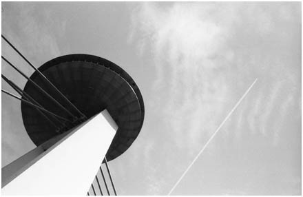 Walking back to the railway station later, now weighed down by two of Kiev Arsenal's hefty products, I stopped to rest and take this image of Vyhliadkov&aacute; ve�a UFO